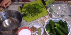 Хрустящие малосольные огурцы в пакете с чесноком и зеленью быстрого приготовления